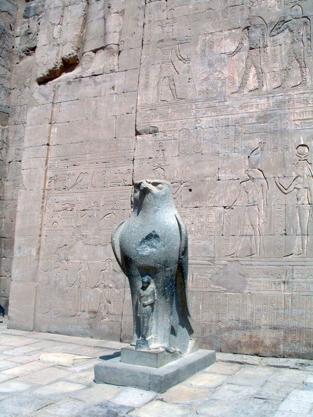 statueattempleofhorusinedfu.jpg