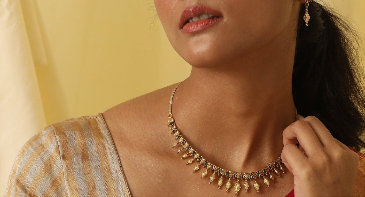 Woman wearing a gold necklace with diamond shaped shards
