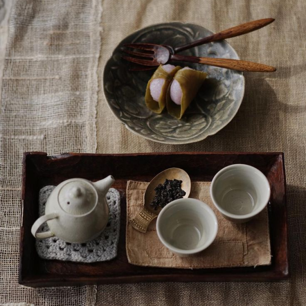 photo of tea kettle, cups and mochi