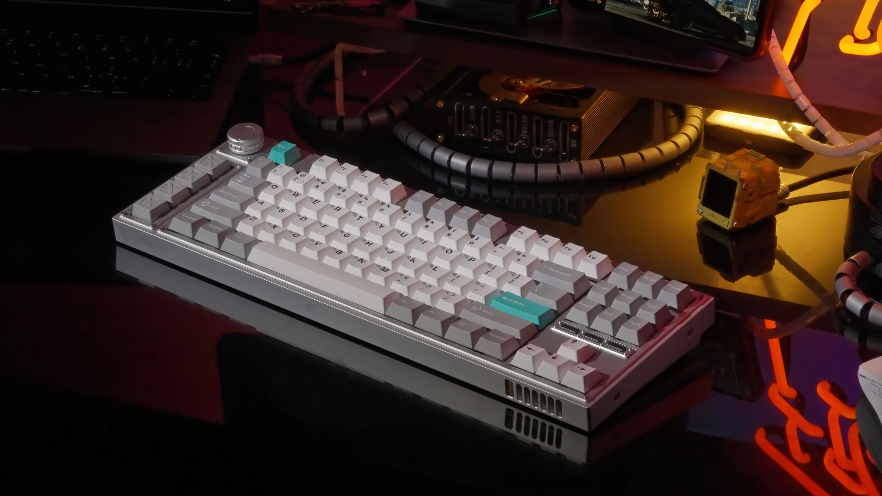 a picture of a KeyDennis Keyboard