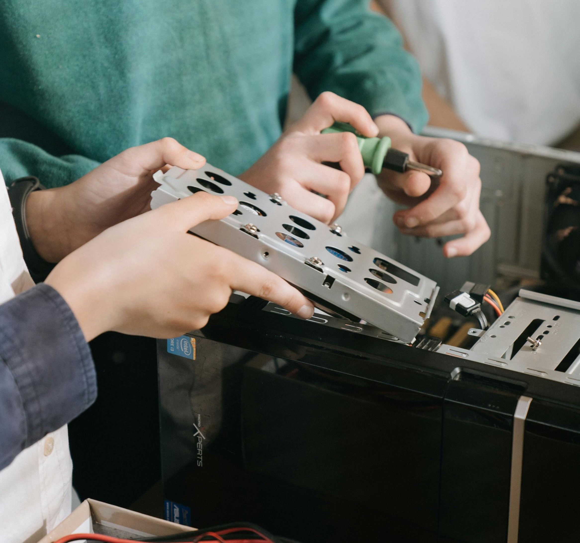 2 employees assemble a computer