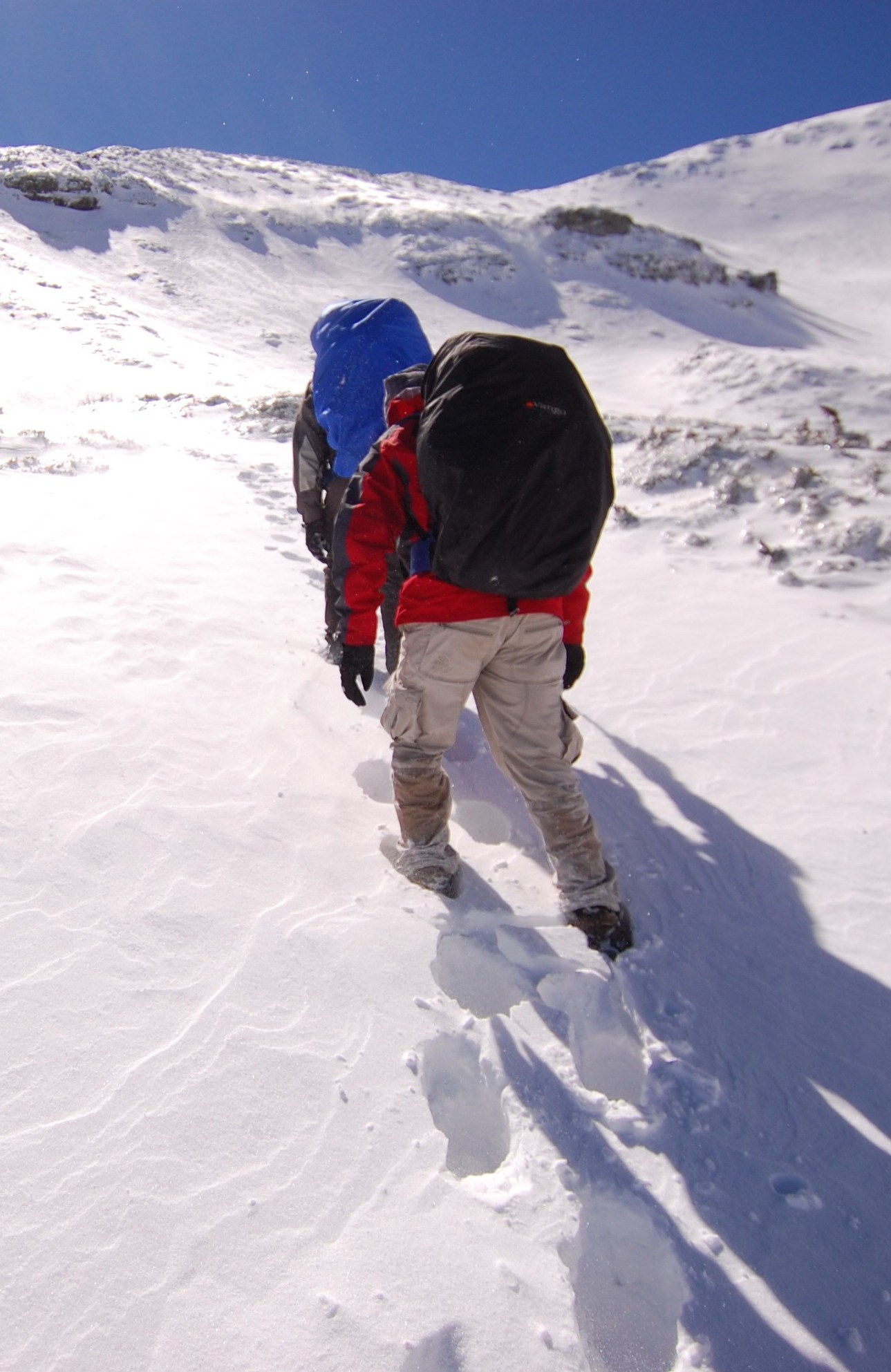 Climbing up the cirque in icy conditions is always very dangerous.